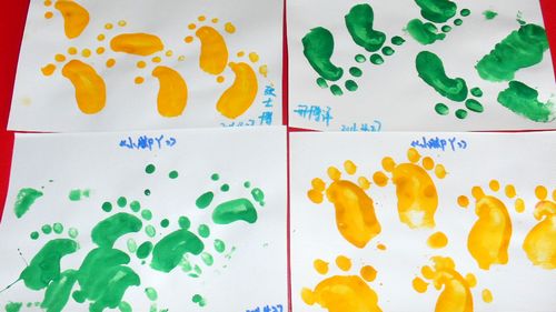 今天美术课上,宝宝们用手印画的形式来印小脚丫.